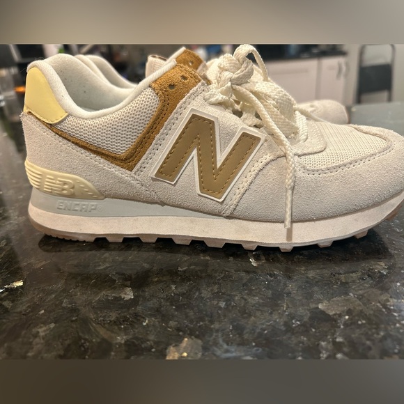 New Balance 574 women’s 6.5 - Picture 2 of 5